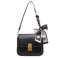 Bolso de hombro negro con cierre dorado y pañuelo de seda decorativo elegante - Negro
