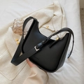 Bolso medialuna minimalista de cuero negro mate con correa ancha ajustable - Negro