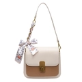 Bolso de hombro bicolor crema y marrón para mujer con lazo de pañuelo estampado decorativo - Blanco