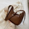 Bolso de hombro marrón oscuro en cuero sintético de media luna con logo moderno - café