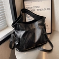 Elegante borsa tote nera di grande capacità in morbida ecopelle con tasche e tracolla larga - Nero