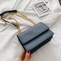 Dunkelgraue Umhängetasche aus Leder mit Hirsch-Logo und goldener Kette im modischen Stil - Blau
