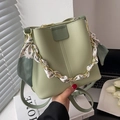Secchiello verde chiaro con manico in catena di seta e finitura in pelle liscia - Verde