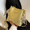 Borsa a secchiello giallo chiaro con manico a catena e foulard e tracolla - Giallo