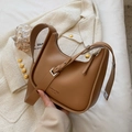 Bolso de hombro media luna marrón caramelo en piel PU lisa con correa ancha ajustable - Caqui