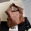 Grande borsa a tracolla in pelle PU marrone con tracolla larga e tasche laterali - Marrone