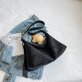 Borsa hobo in pelle scamosciata nera opaca con tracolla in pelle e ciondolo a orsetto - Nero Con Pendente