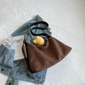 Borsa hobo marrone opaca con tracolla in pelle e ciondolo orsetto carino - Caffè Con Ciondolo