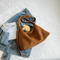 Borsa tote marrone in pelle scamosciata opaca con tracolla regolabile e fibbia dorata - Marrone con Ciondolo