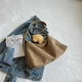 Borsa tote in pelle marrone opaca con tracolla larga per un look casual di tendenza - Khaki Con Pendente