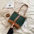 Borsa a secchiello bicolore retrò in pelle scamosciata verde scuro e finiture marroni - Verde