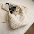 Borsa a tracolla trapuntata color crema con motivo a rombi e tracolla regolabile - Bianco