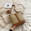 Borsa a secchiello alla moda in beige e marrone bicolore con trama in pelle litchi - Cachi