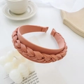 Detail eines orange-rosa geflochtenen Stirnbands mit eleganten Lifestyle-Requisiten - Geflochten Zopf Breitrand Haarreif / Wassermelonenrot