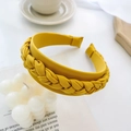 Detailaufnahme des gelben geflochtenen Stirnbands mit Satin-Stoff und feiner Textur - Geflochten Zopf Breitrand Haarreif / Gelb