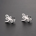 Dettaglio di orecchini a lobo a forma di libellula in argento dal design minimalista - Color Acciaio