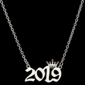 Macro-opname van zilveren roestvrijstalen 2019 cijferketting met kroondetail - Zilver (2019)