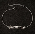 Détail de la chevillère Sagittaire en acier inoxydable argenté avec lettrage gothique - Sagittaire / Argent