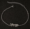 Gros plan détaillé du pendentif zodiaque Vierge sur une chaîne de cheville en argent - Vierge / Argent