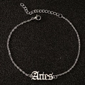 Détail macro du pendentif zodiaque Bélier sur une chaîne de cheville en acier argent - Bélier / Argent