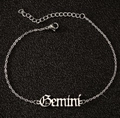 Gros plan détaillé du pendentif Gémeaux en argent sur une chaîne en acier inoxydable - Gémeaux / Argent