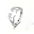 Dettaglio anello mani che si abbracciano in argento con incisione I love you forever - Aperto Regolabile / Ti amo per sempre