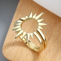 Minimalistischer doppellagiger Goldring mit Sonnenstrahlen-Finish auf Holzdisplay - US 7 / Gold