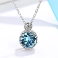 Ketting met hemelsblauwe ronde kristallen hanger en kleine witte accentsteen - Platina-Blauw