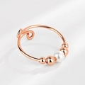 Verstellbarer Ring aus Roségold mit weißen Perlen und Spiraldraht zur Entspannung - Einstellbar Offen / Roségold + Roségold