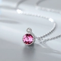 Zilveren ketting met een ronde facetgeslepen roze kristallen hanger aan fijne ketting - Platina-Roze