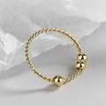 Eleganter Goldring in Kordeloptik mit drei Schiebeperlen im minimalistischen Stil - Größe 6 / Gold