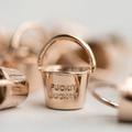 Polierter Roségold-Eimer-Anhänger mit Fuckit Bucket Gravur für Schlüsselanhänger - Einzelner Eimer / Roségold