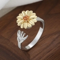 Bague rotative tournesol avec marguerite dorée sur une surface en bois naturel - Tournesol-Tournante 04