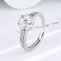 Anillo de flor plateado ajustable con pétalos de circonita y detalles de banda grabada - Color Oro Blanco-Zirconia Blanca