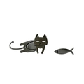 Detailansicht asymmetrischer S925 Silber-Ohrstecker mit schwarzer Katze und Fisch-Design - Schwarz