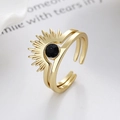 Anillo de sol dorado con piedra negra sobre fondo de papel artístico minimalista - Abierto Ajustable / Dorado