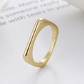 Minimalistischer quadratischer Goldring mit glatter Politur auf weißem Hintergrund - US 6 / Gold