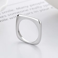 Minimalistischer quadratischer Silberring mit polierter Oberfläche und Design - US 6 / Weißgold