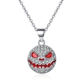 Dettaglio del ciondolo zucca di Halloween con zirconi bianchi e intarsio in smalto rosso - Collana (Rosso)