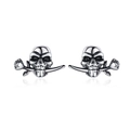 Vintage-Ohrstecker mit Totenkopf und Rose in oxidierter Silberoptik auf Weiß - Totenkopf Rose Ohrringe