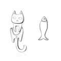Asymmetrische S925 Sterlingsilber Ohrringe mit Katze und Fisch in süßem Hänge-Design - Weißgold