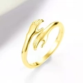 Detailaufnahme des goldenen Umarmungs-Designs auf einem polierten S925-Silberring - Einstellbar Offen / Vergoldet (Sterlingsilber)