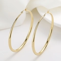 Schicke goldene geometrische Creolen mit polierter Spiegeloberfläche für Damenmode - 60mm / Gold