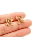 Goldene hohle Pegasus-Ohrstecker aus Edelstahl am Finger für die Größenreferenz gezeigt - Gold