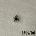 Detalle de cinco colgantes de margaritas negras chapados en oro 18K para crear joyería DIY - 5 Piezas/Bolsa / Negro
