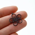 Colgante de flor negra de cinco pétalos en acero inoxidable para joyería artesanal DIY - Negro