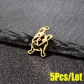 Détail de cinq pendentifs bouledogues dorés avec chapeaux de Noël sur pierre - 5 Pièces / Or