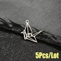 Lote de 5 colgantes de grulla origami en acero inoxidable sobre fondo de piedra oscura - Color Acero