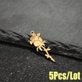 Set di 5 ciondoli a rosa in acciaio inossidabile placcato oro 18k con design a traforo - Stile Rosa (533) / Oro