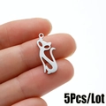 Nahaufnahme von fünf silbernen Katzenanhängern aus Edelstahl für DIY-Schmuck und Bastelprojekte - Sitzende Katze (486) / 5 Stück / Stahlfarben